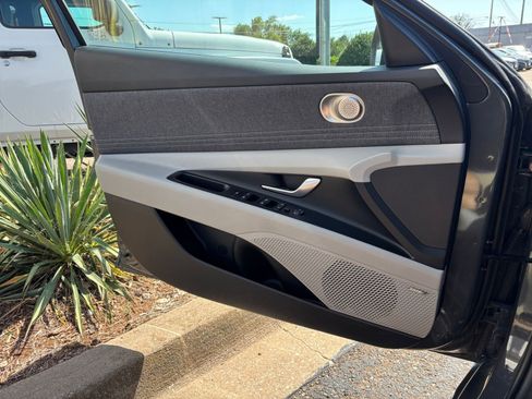 Used 2025 Hyundai Elantra Limited FWD image 18