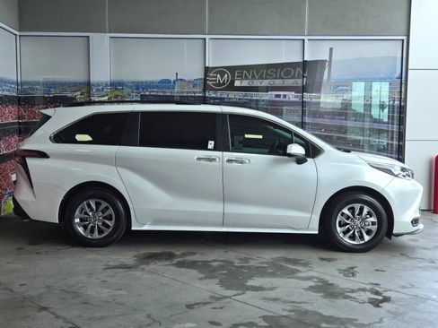 Used 2026 Toyota Sienna XLE FWD image 4