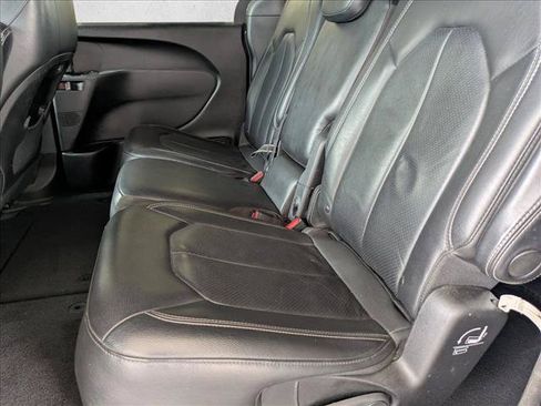 Used 2021 Chrysler Pacifica Touring-L w/ S Appearance Package FWD image 17