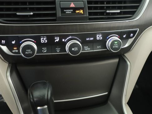 Used 2018 Honda Accord Touring image 15