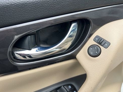 Used 2020 Nissan Rogue SV w/ Sun & Sound Touring Package image 29