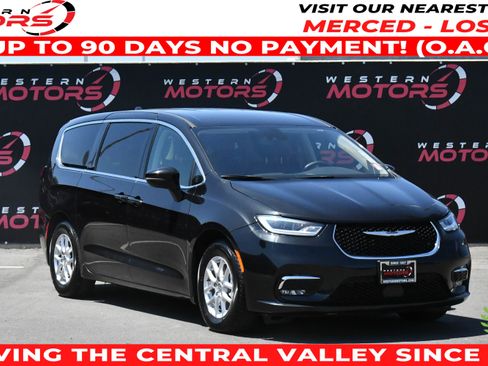 Used 2023 Chrysler Pacifica Touring-L FWD image 1