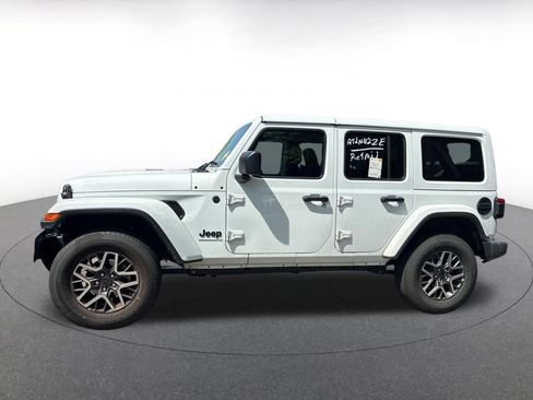 Used 2025 Jeep Wrangler Sahara image 4