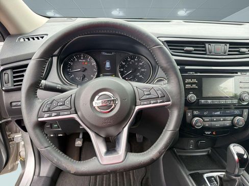 Used 2017 Nissan Rogue SV FWD image 4