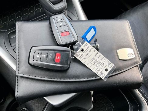 Used 2020 Toyota RAV4 XLE image 14