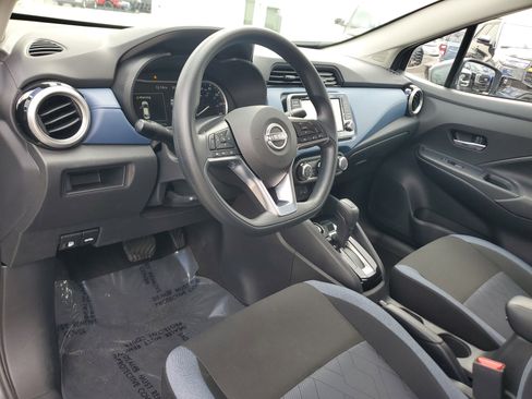 Used 2025 Nissan Versa SV image 9