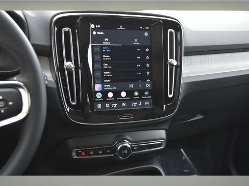 New 2026 Volvo XC40 B5 Core w/ Protection Package Premier image 17