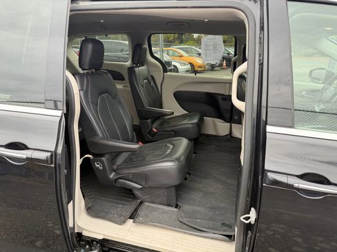 Used 2019 Chrysler Pacifica Touring-L image 14