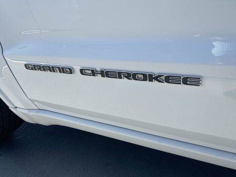 Used 2017 Jeep Grand Cherokee Overland image 11