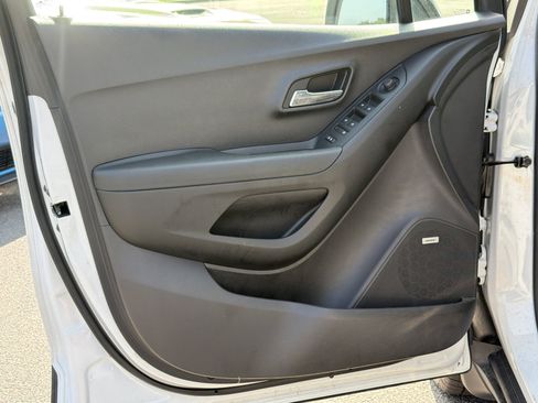 Used 2019 Chevrolet Trax LT w/ Sun & Sound Package FWD image 27