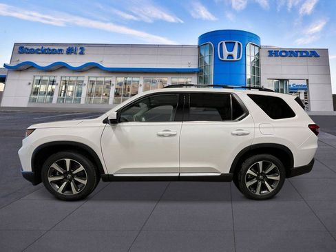 New 2025 Honda Pilot Touring image 2