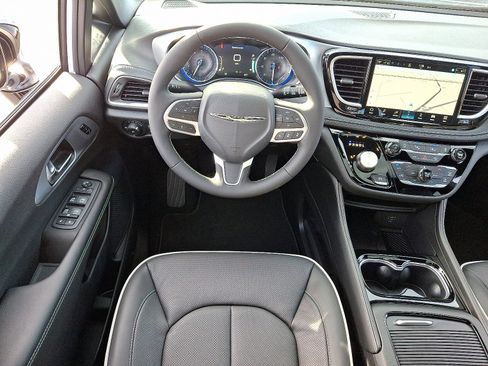 New 2026 Chrysler Pacifica Limited image 11