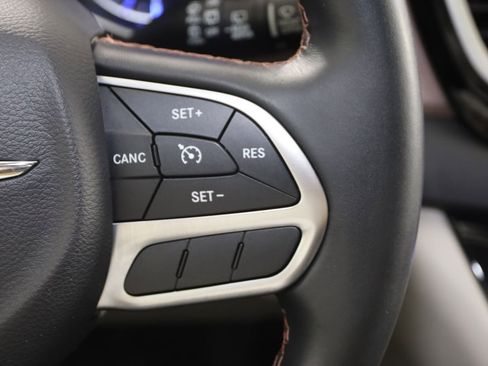 Used 2017 Chrysler Pacifica Touring-L image 34