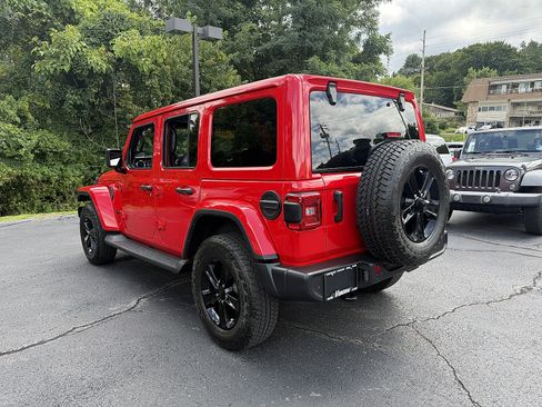 Used 2022 Jeep Wrangler Unlimited Sahara AWD/4WD image 4