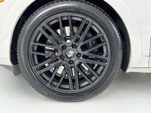 Certified 2025 Porsche Cayenne GTS AWD/4WD image 33