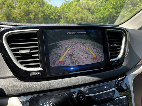 Used 2023 Chrysler Pacifica Touring-L FWD image 25