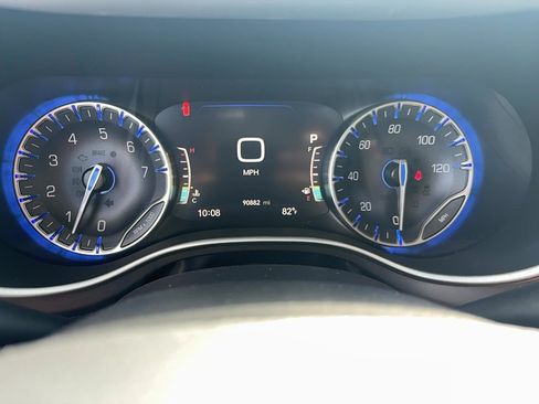 Used 2022 Chrysler Pacifica Touring-L FWD image 15