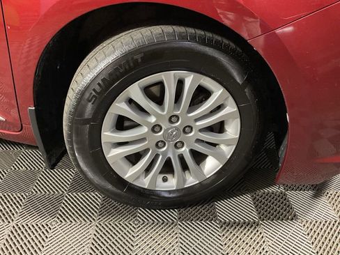 Used 2017 Toyota Sienna XLE w/ XLE Navigation Package image 39