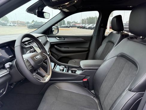 New 2025 Jeep Grand Cherokee Altitude image 9