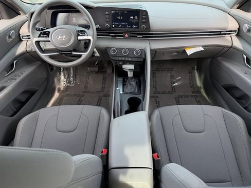 Certified 2025 Hyundai Elantra SE w/ Cargo Package image 8