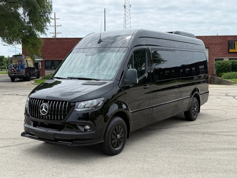 Used 2023 Mercedes-Benz Sprinter 2500 image 3