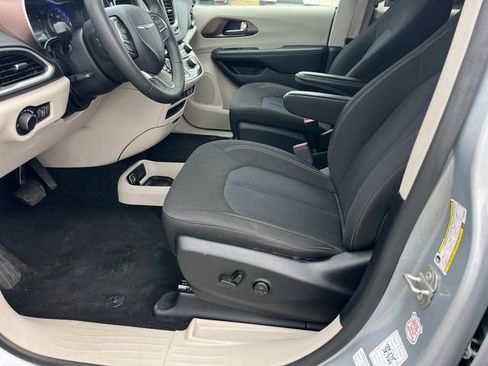 Used 2023 Chrysler Voyager LX image 27