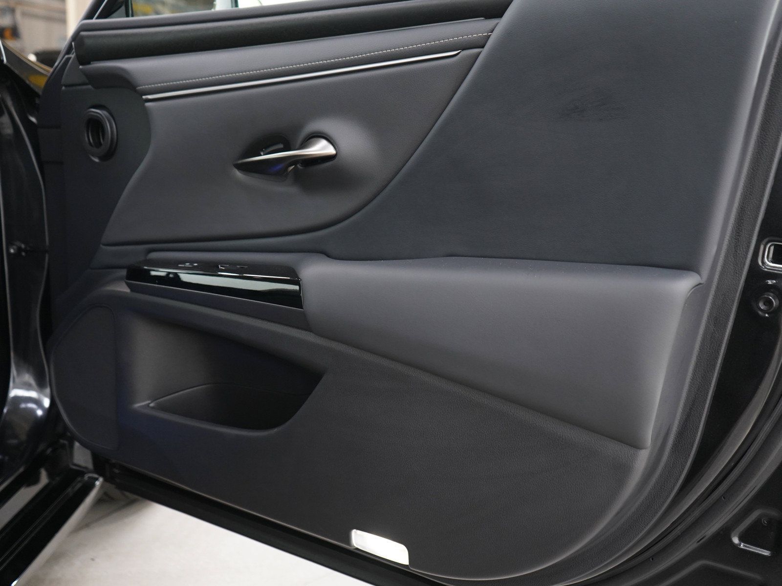 Used 2025 Lexus ES 300h FWD image 11