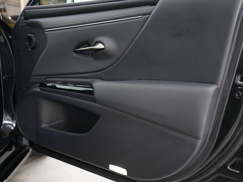 Used 2025 Lexus ES 300h FWD image 11