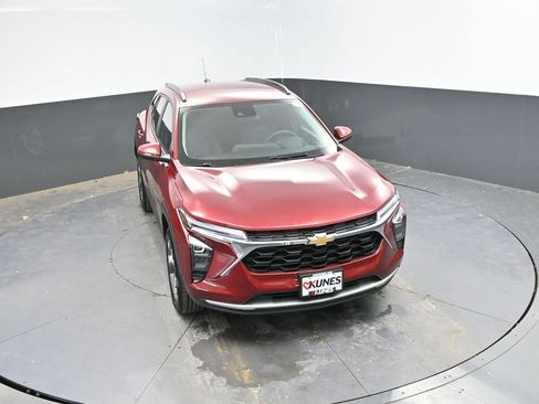 Used 2025 Chevrolet Trax LT FWD image 24