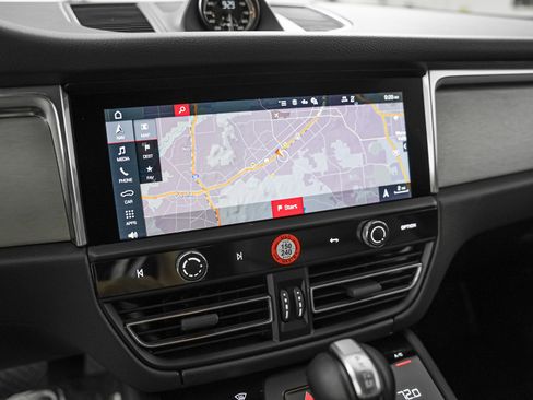 Certified 2026 Porsche Macan AWD/4WD image 23