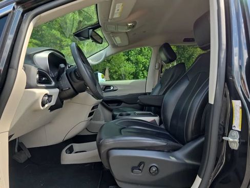 Used 2023 Chrysler Pacifica Touring-L FWD image 13