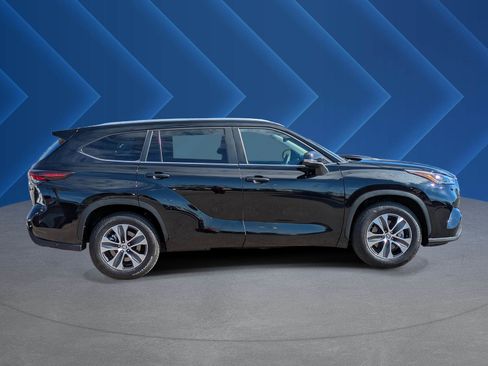 Used 2024 Toyota Highlander XLE FWD image 2