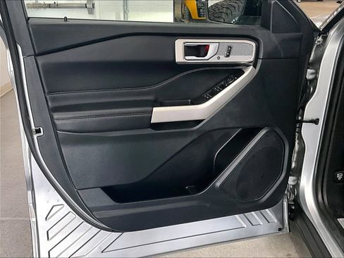 Used 2023 Ford Explorer Limited image 9