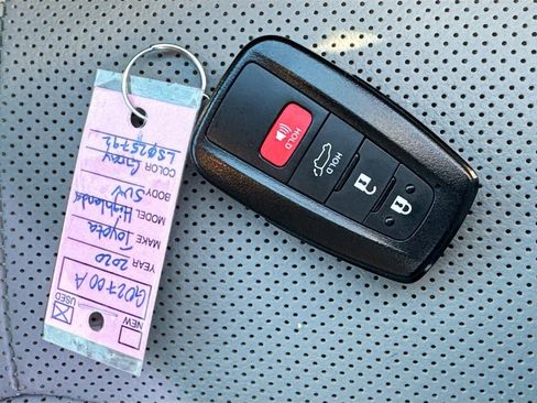 Used 2020 Toyota Highlander Limited image 40