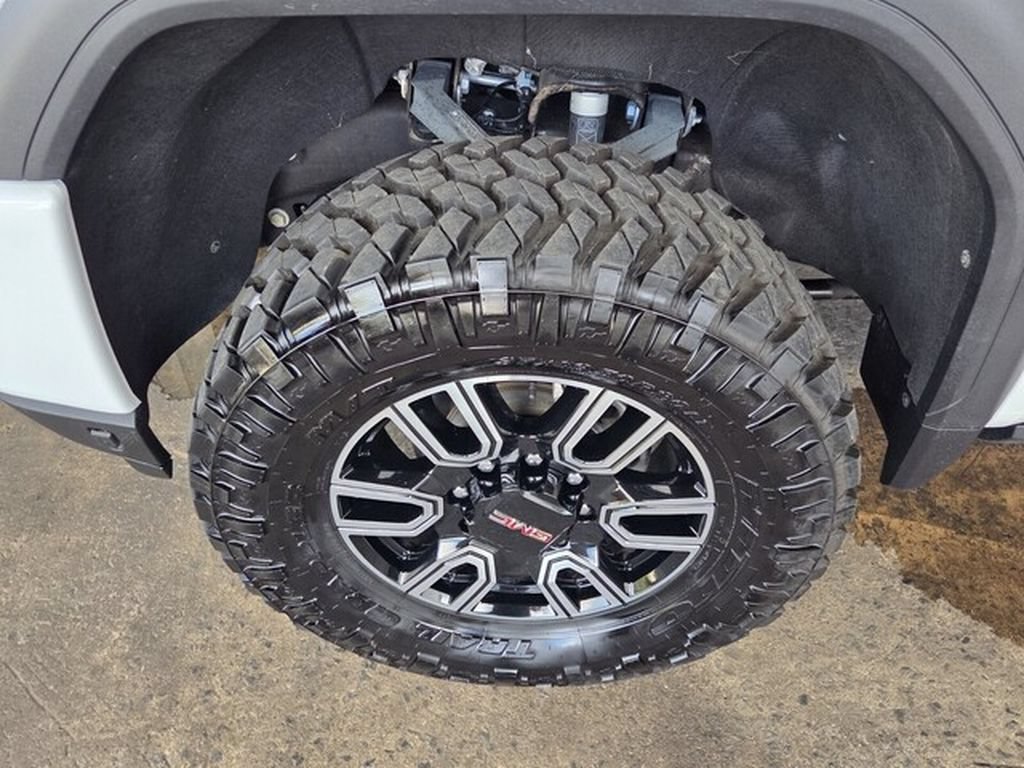 Used 2023 GMC Sierra 2500 AT4 w/ AT4 Premium Plus Package AWD/4WD image 3