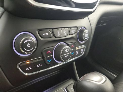 Used 2019 Jeep Cherokee Limited FWD image 29