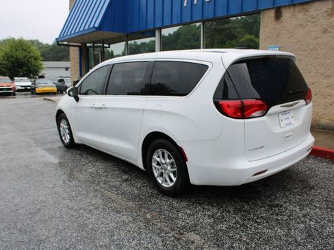 Used 2021 Chrysler Voyager LX FWD image 4