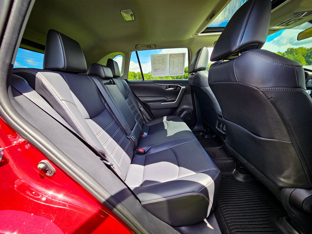 Used 2019 Toyota RAV4 XLE Premium w/ Cold Weather Package AWD/4WD image 37