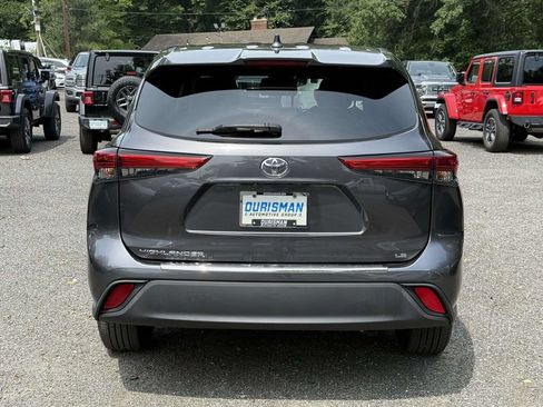 Used 2020 Toyota Highlander LE FWD image 3