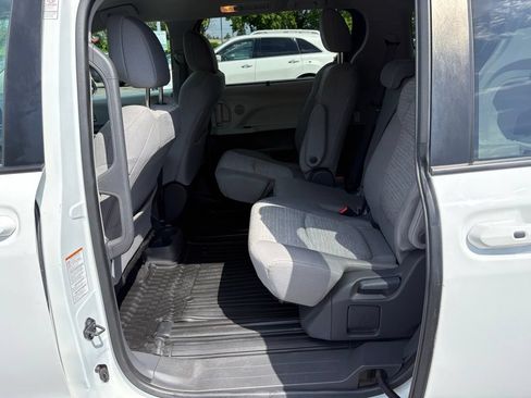 Used 2021 Toyota Sienna LE FWD image 13