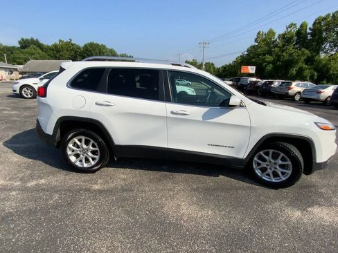 Used 2018 Jeep Cherokee Latitude Plus FWD image 2