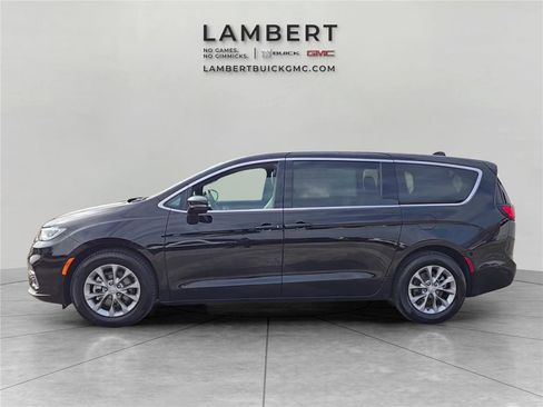 Used 2026 Chrysler Pacifica Limited image 2