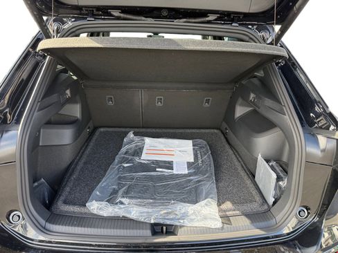 New 2026 Volkswagen Tiguan SE R-Line AWD/4WD image 17