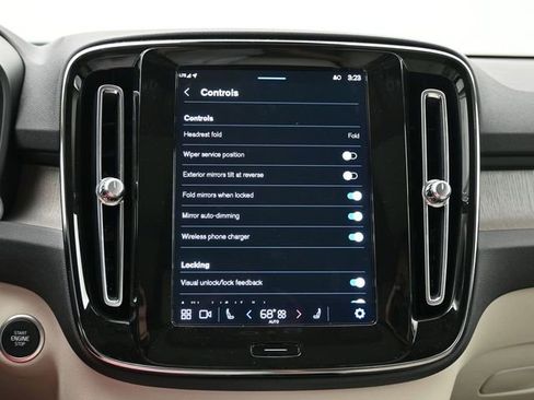 Used 2023 Volvo XC40 B5 Plus image 16