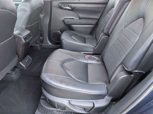 Used 2023 Toyota Highlander XLE AWD/4WD image 19