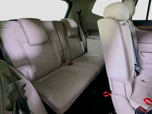 Used 2025 Volkswagen Atlas SE image 28