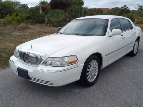 Used 2003 Lincoln Town Car Executive RWD image 2