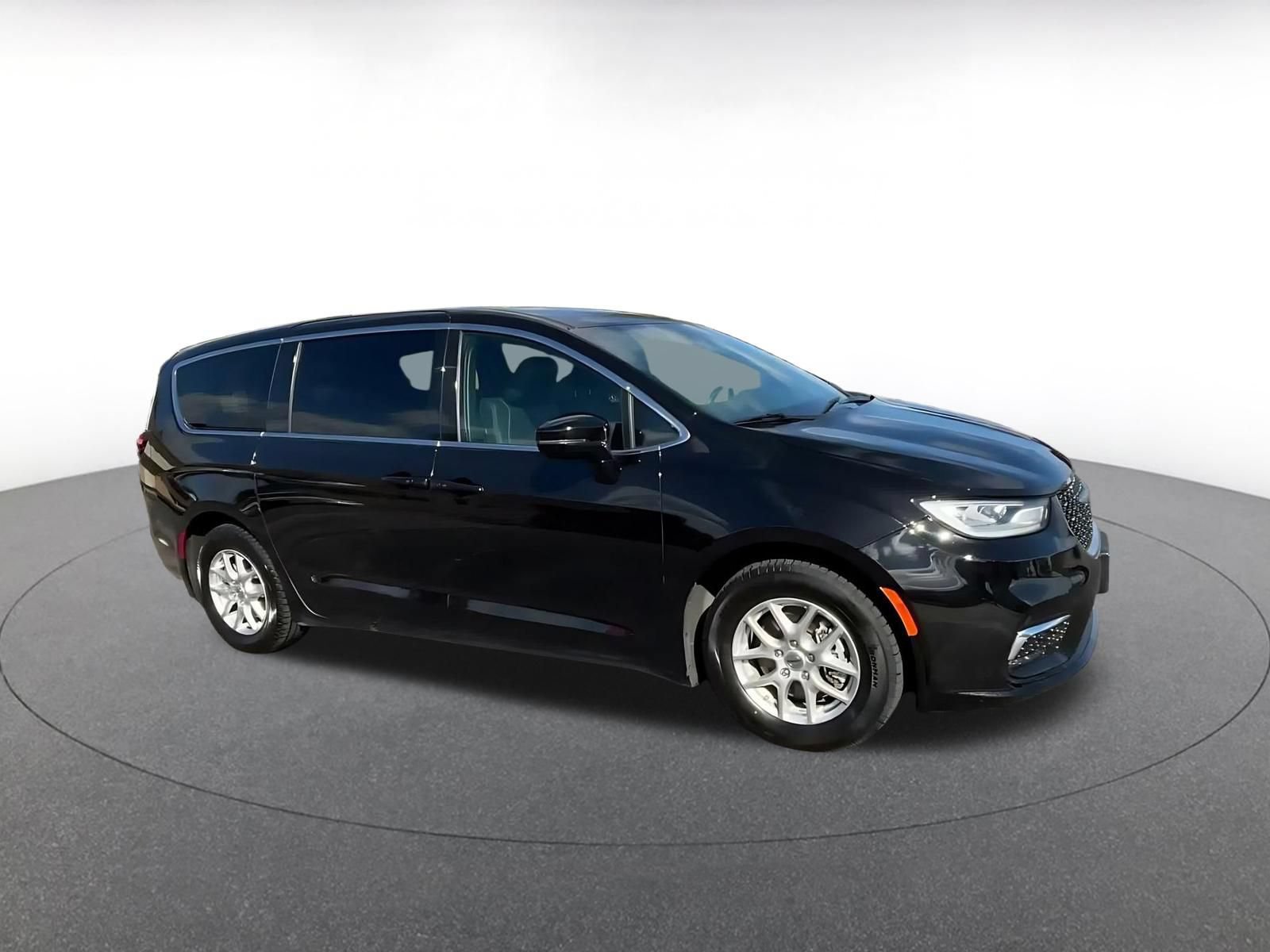 Used 2025 Chrysler Pacifica Select FWD image 2