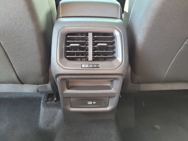 Used 2024 Volkswagen Taos SE FWD image 17