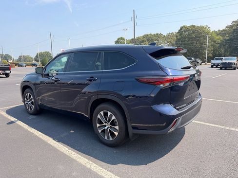 Used 2024 Toyota Highlander XLE FWD image 6